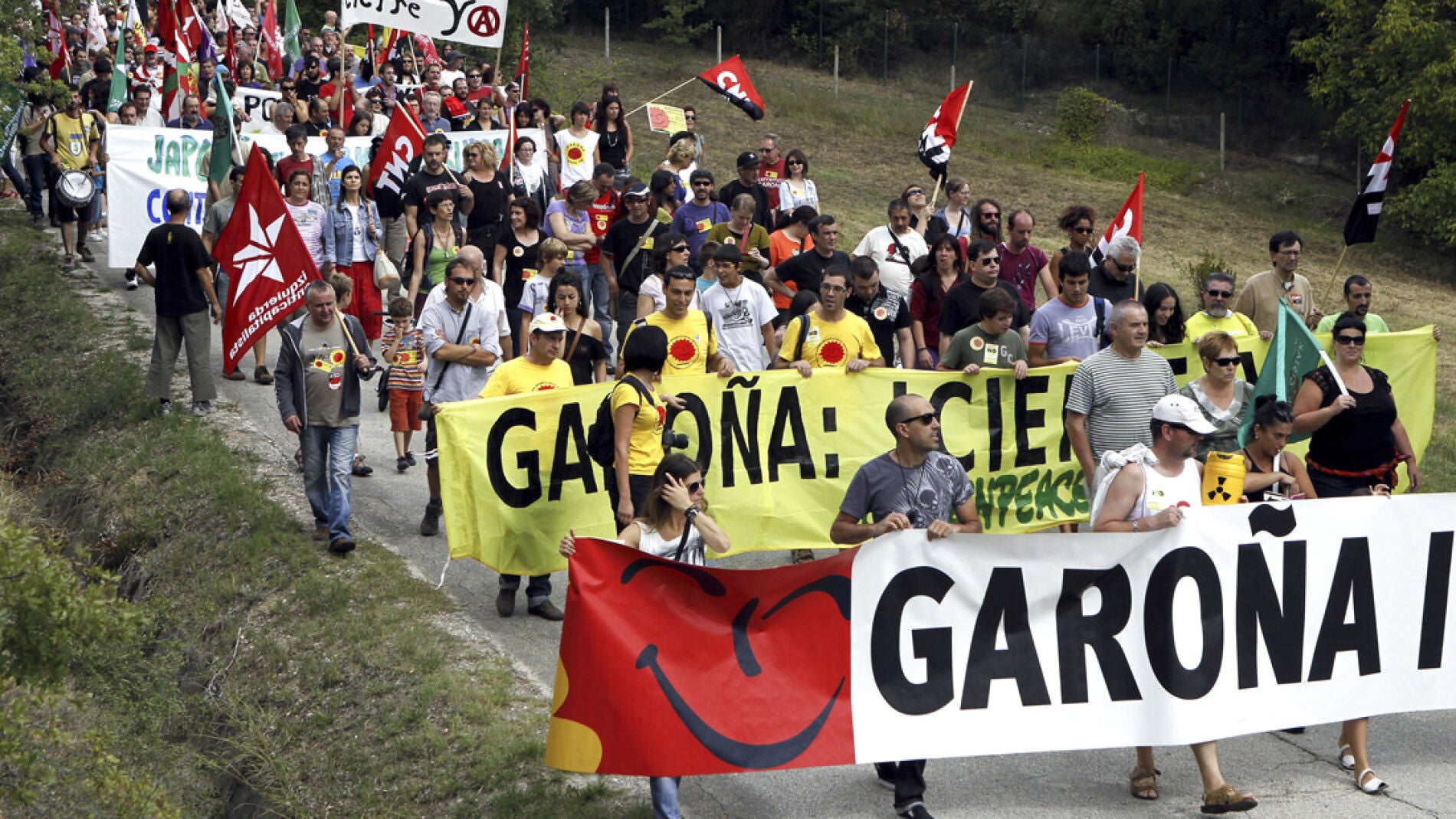 Pancartas en una marcha contra la Central Nuclear de Garo&ntilde;a 