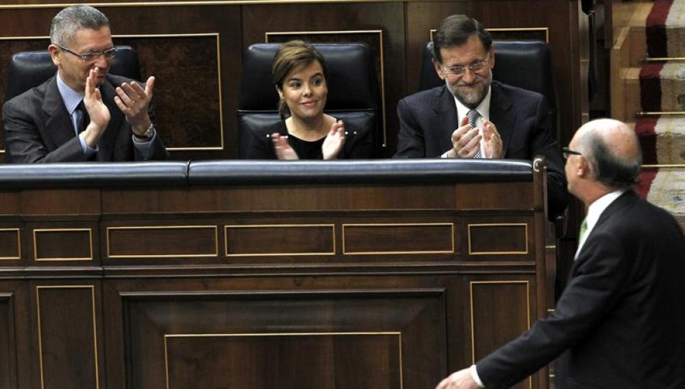 Rajoy y Santamaría apoyan a Montoro en el Congreso