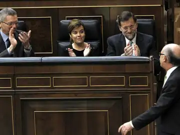 Rajoy y Santamaría apoyan a Montoro en el Congreso Rajoy y Santamaría apoyan a Montoro en el Congreso