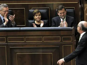 Rajoy y Santamaría apoyan a Montoro en el Congreso Rajoy y Santamaría apoyan a Montoro en el Congreso