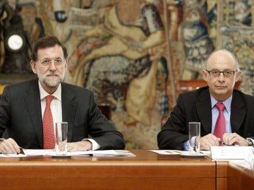 Rajoy con Cristóbal Montoro tras la reunión con la Agencia Tributaria