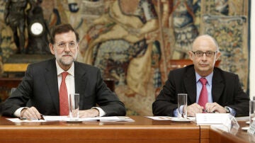 Rajoy con Cristóbal Montoro tras la reunión con la Agencia Tributaria
