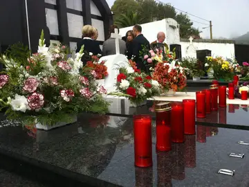 Cementerio en el Día de Todos los Santos Cementerio en el Día de Todos los Santos