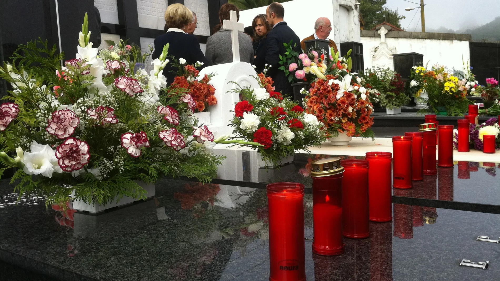 Cementerio en el Día de Todos los Santos Cementerio en el Día de Todos los Santos