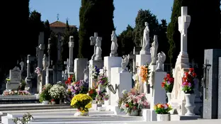 Cementerio con flores el Día de Todos los Santos Cementerio con flores el Día de Todos los Santos