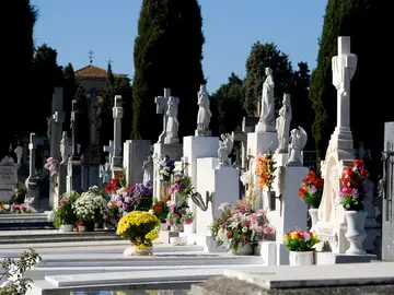 Cementerio con flores el Día de Todos los Santos Cementerio con flores el Día de Todos los Santos