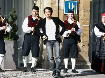 Miyamoto 'baila' con los gaiteros Miyamoto 'baila' con los gaiteros