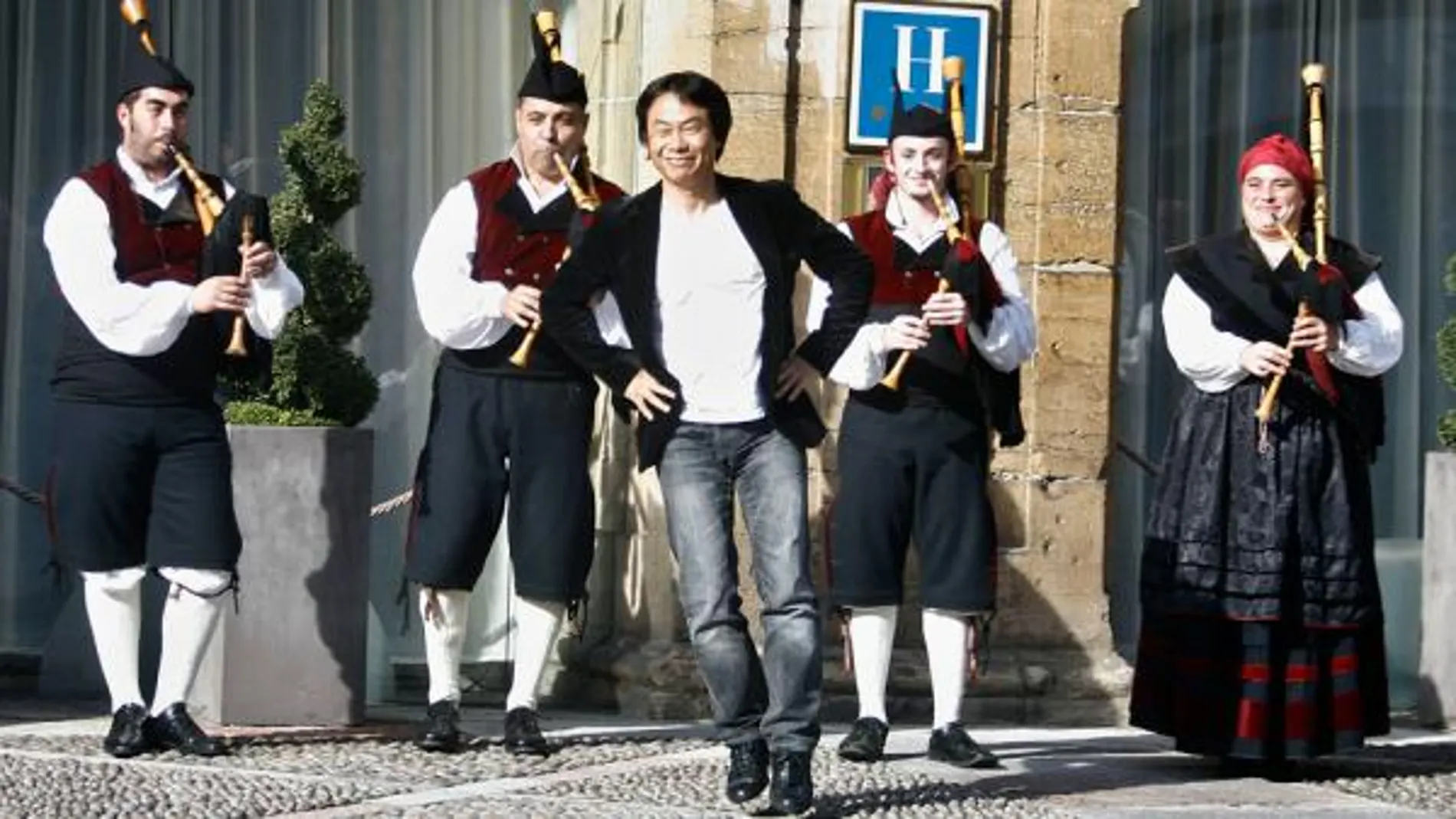 Miyamoto 'baila' con los gaiteros Miyamoto 'baila' con los gaiteros