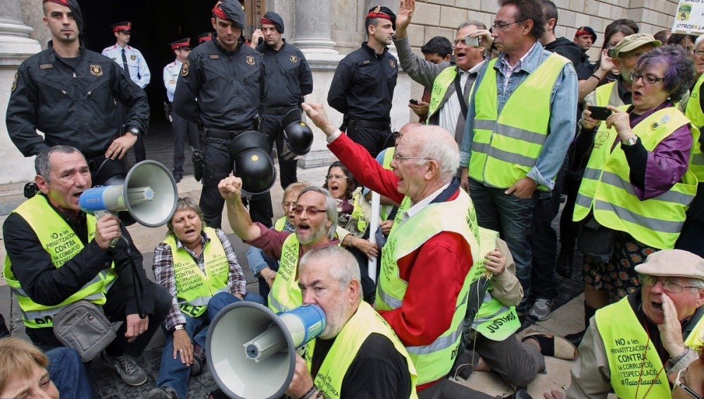 Protesta de los 'yayoflautas' ante el Palau de la Generalitat