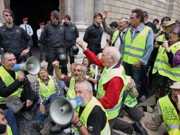 Protesta de los 'yayoflautas' ante el Palau de la Generalitat