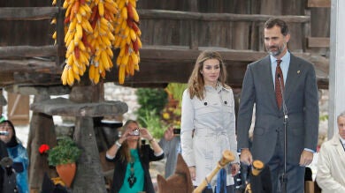 Los Príncipes de Asturias vencen a la lluvia en su visita al 