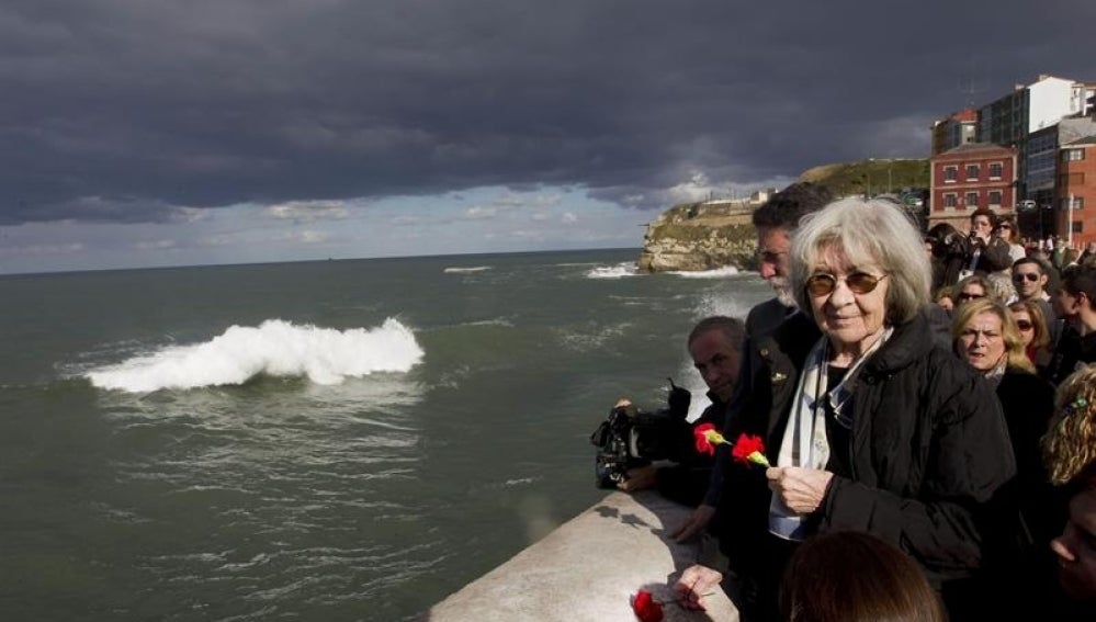 Carmen Méndez, viuda de Carrillo, durante el homenaje en Gijón
