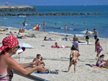 Turistas y residentes disfrutan de una de las playas mallorquinas.