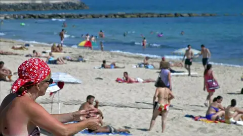 Turistas y residentes disfrutan de una de las playas mallorquinas. Turistas y residentes disfrutan de una de las playas mallorquinas.