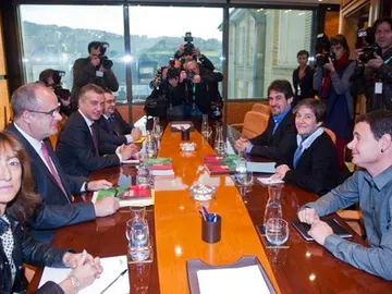 EH-BILDU y PSE muestran su disposición a llegar a acuerdos con el PNV EH-BILDU y PSE muestran su disposición a llegar a acuerdos con el PNV