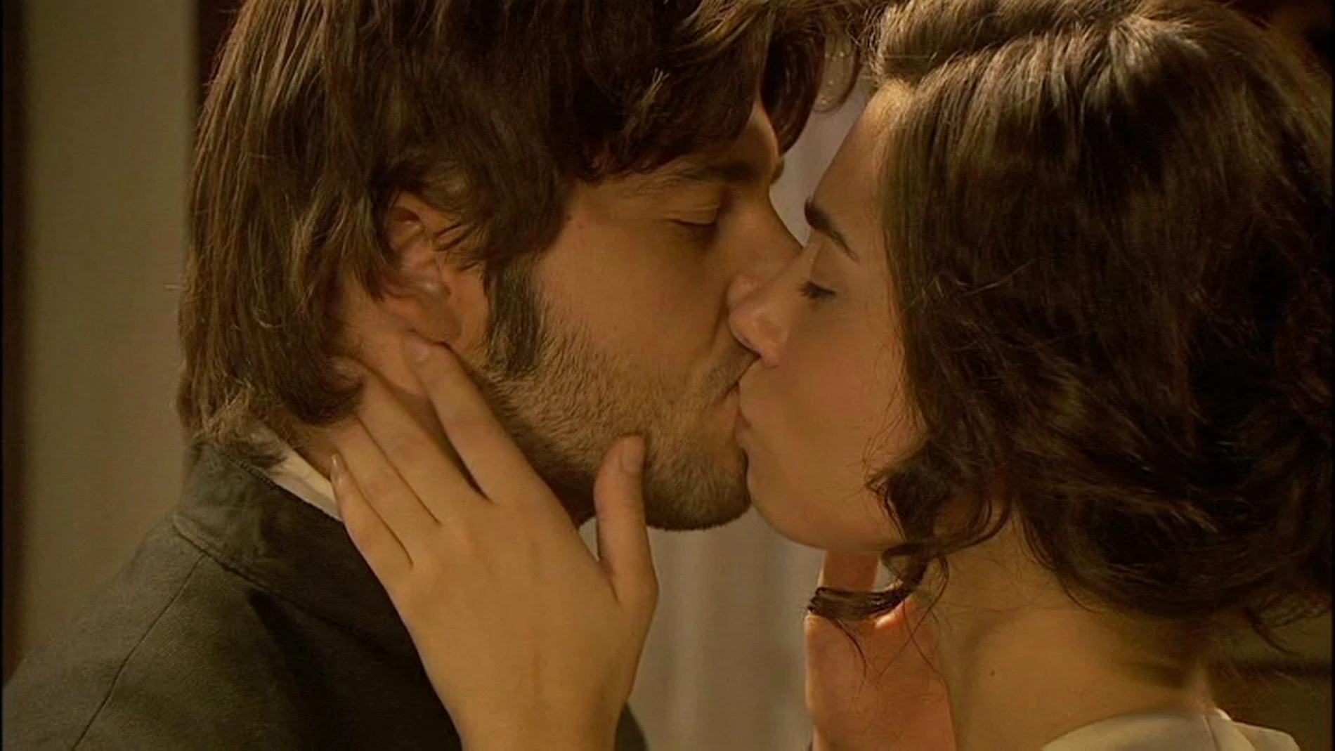 María encuentra consuelo en Gonzalo y vuelven a besarse
