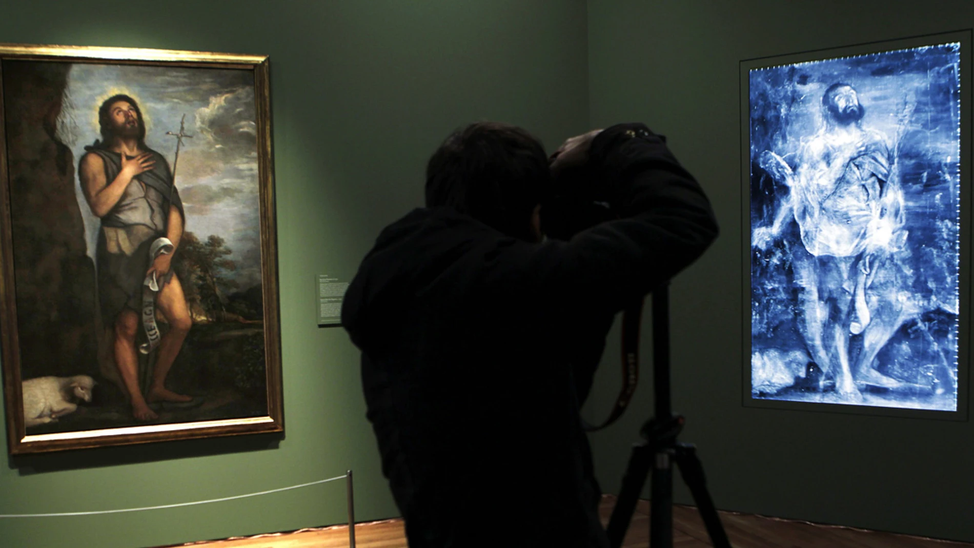 El San Juan Bautista en El Prado al lado de su radiografía El San Juan Bautista en El Prado al lado de su radiografía