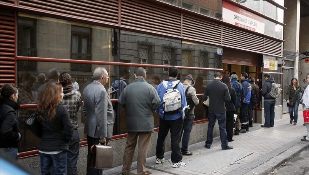 Cola en el exterior de una oficina del INEM en Madrid. 