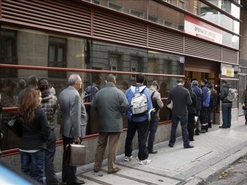 Cola en el exterior de una oficina del INEM en Madrid. 