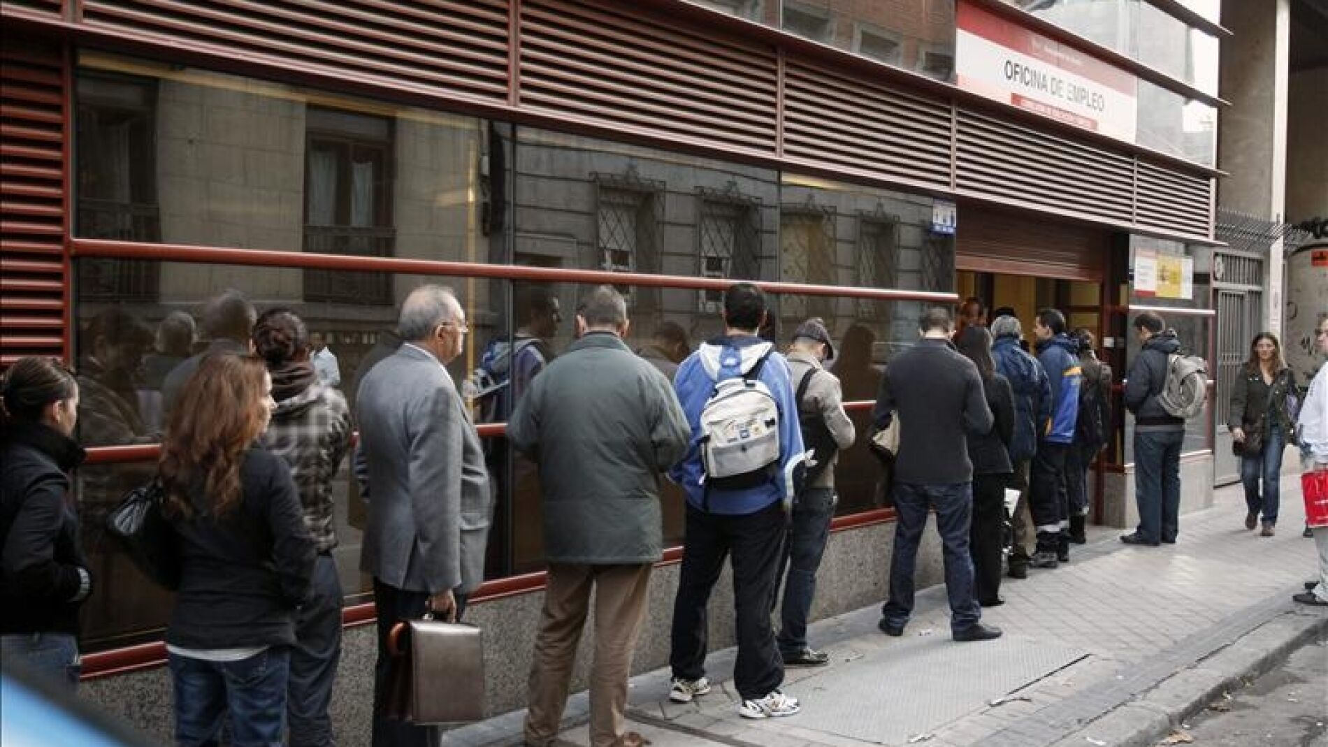 Cola en el exterior de una oficina del INEM en Madrid. 