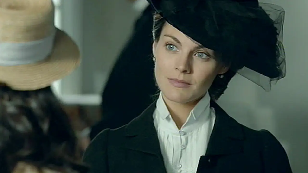 Agatha aconseja a Alicia sobre hombres