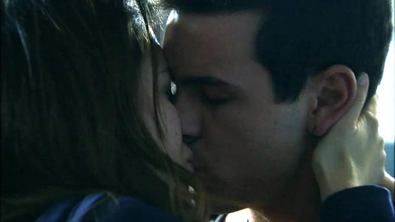 Ainhoa y Ulises se reencuentran en un hotel lleno de refugiados