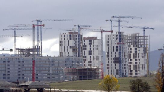 Varios edificios de viviendas en construcci&oacute;n.