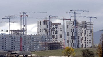 Varios edificios de viviendas en construcción.