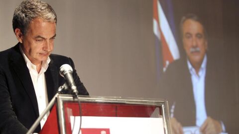 Zapatero, durante el homenaje p&oacute;stumo al que fuera alcalde de Camponaraya (Le&oacute;n), Antonio Canedo