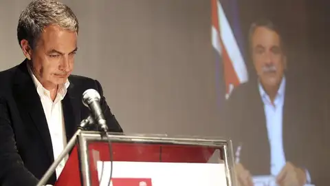 Zapatero, durante el homenaje póstumo al que fuera alcalde de Camponaraya (León), Antonio Canedo Zapatero, durante el homenaje póstumo al que fuera alcalde de Camponaraya (León), Antonio Canedo