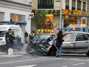 Estado en el que han quedado los dos vehículos que han colisionado en Gran Vía Estado en el que han quedado los dos vehículos que han colisionado en Gran Vía
