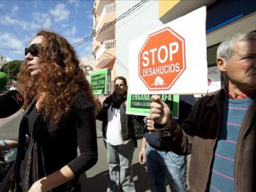 Protesta de la Plataforma de Afectados por las Hipotecas para tratar de evitar un desahucio.