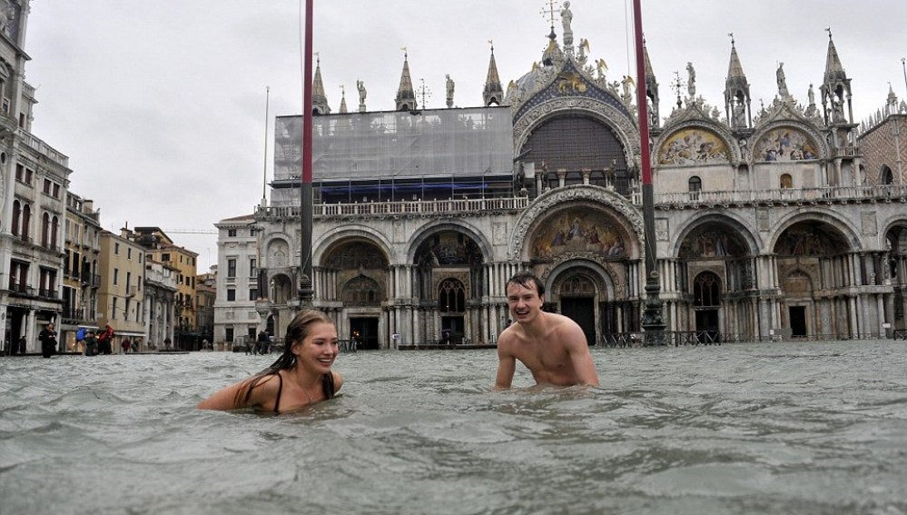 Dos jóvenes utilizando la plaza a modo de piscina