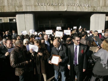 Concentración delante de un juzgado.