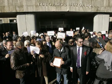 Concentración delante de un juzgado. Concentración delante de un juzgado.