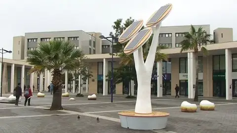 Uno de los árboles solares en el campus de la Universidad Jaume I Uno de los árboles solares en el campus de la Universidad Jaume I