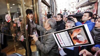 Enfrentamientos entre sindicalistas, estudiantes y policías en la Gran Vía de Madrid