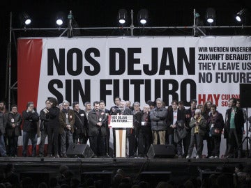 Cándido Méndez habla ante los asistentes a la Plaza de Colón