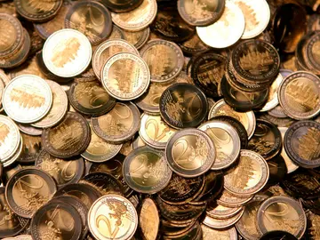 Monedas de dos euros en una imagen de archivo Monedas de dos euros en una imagen de archivo