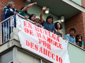 Una familia protesta contra los desahucios