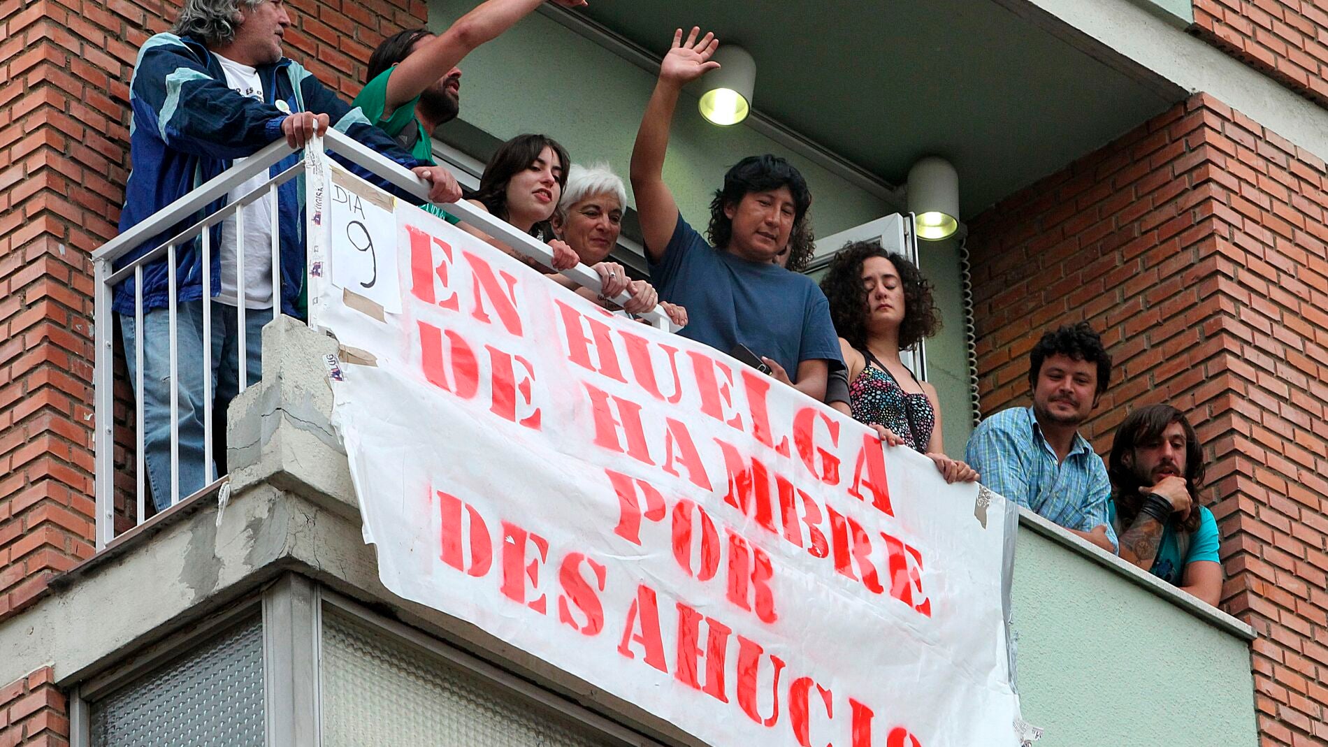 Una familia protesta contra los desahucios