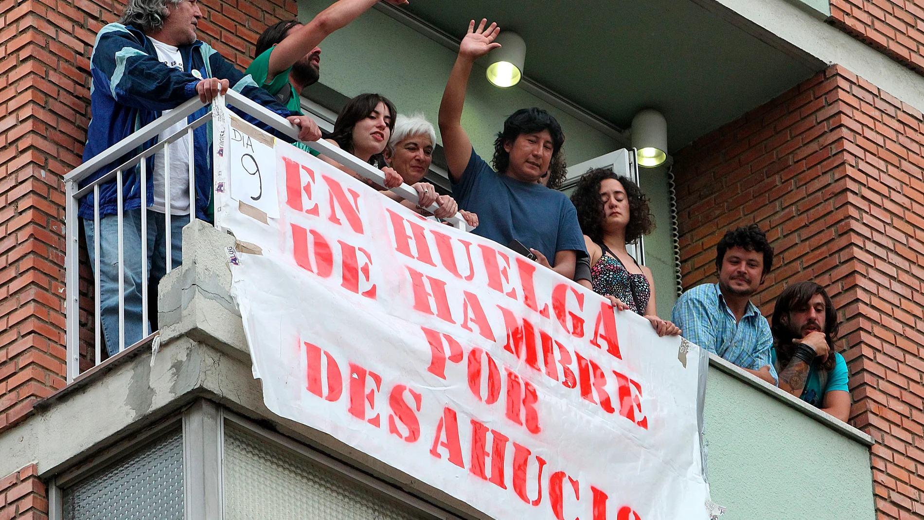 Una familia protesta contra los desahucios Una familia protesta contra los desahucios