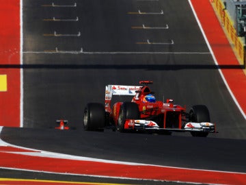 Alonso toma la primera curva de Austin