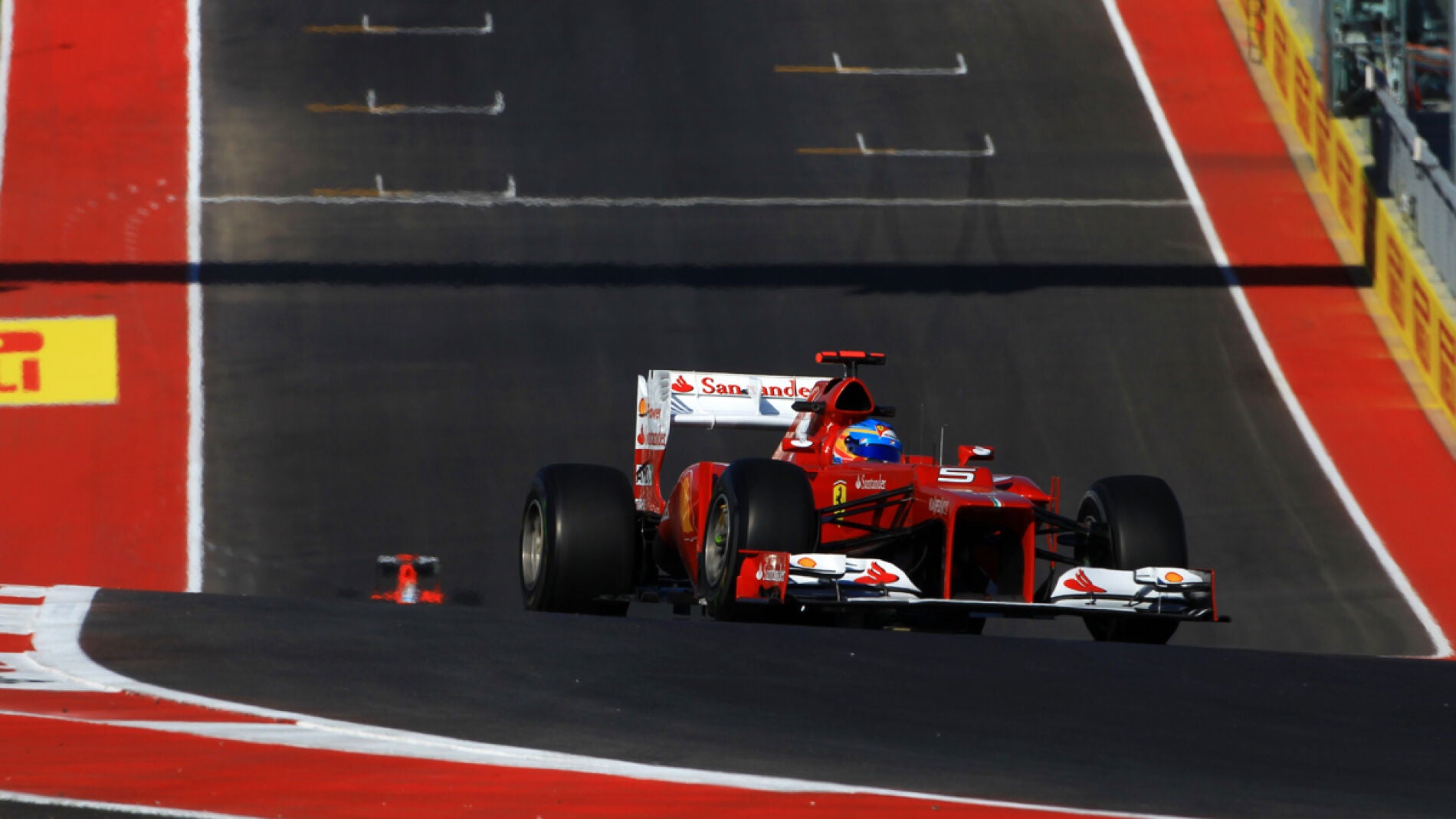 Alonso toma la primera curva de Austin