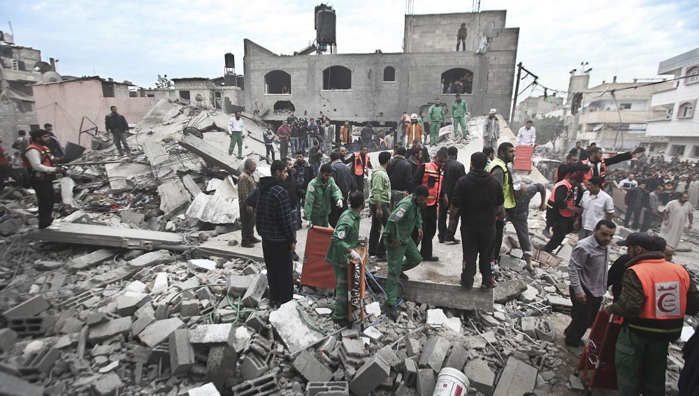 Los palestinos salen de sus viviendas tras el ataque aéreo de Israel en Gaza