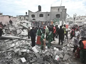 Los palestinos salen de sus viviendas tras el ataque aéreo de Israel en Gaza Los palestinos salen de sus viviendas tras el ataque aéreo de Israel en Gaza