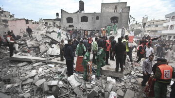 Los palestinos salen de sus viviendas tras el ataque aéreo de Israel en Gaza