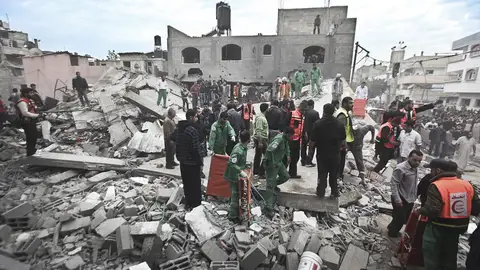 Los palestinos salen de sus viviendas tras el ataque aéreo de Israel en Gaza Los palestinos salen de sus viviendas tras el ataque aéreo de Israel en Gaza