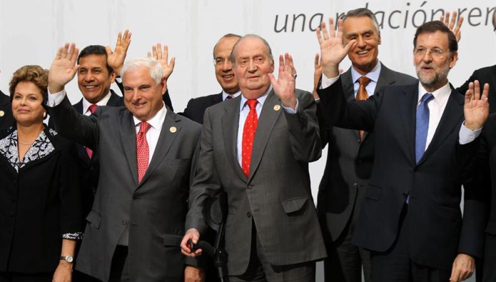 El Rey don Juan Carlos se apoyó en una muleta en la pasada Cumbre Iberoamericana