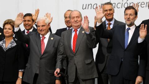 El Rey don Juan Carlos se apoy&oacute; en una muleta en la pasada Cumbre Iberoamericana